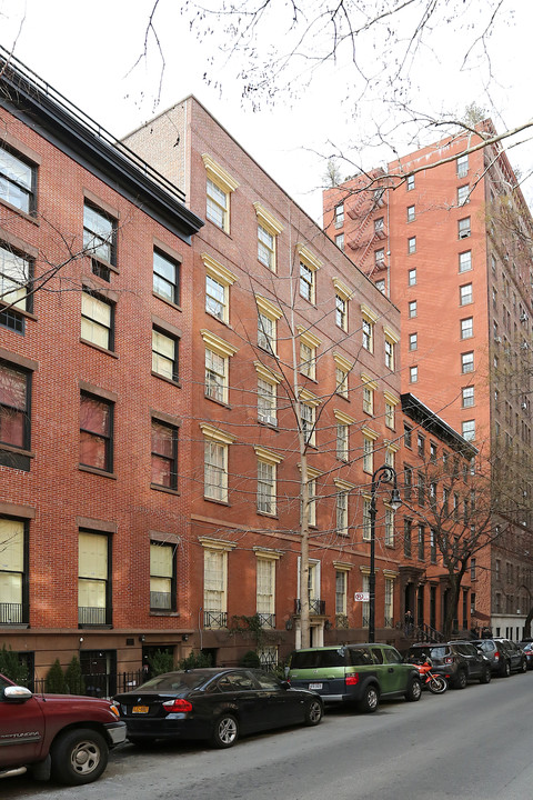 16 E 11th St in New York, NY - Building Photo