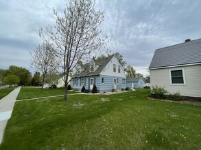 920 Arnold Ave N in Thief River Falls, MN - Foto de edificio - Building Photo