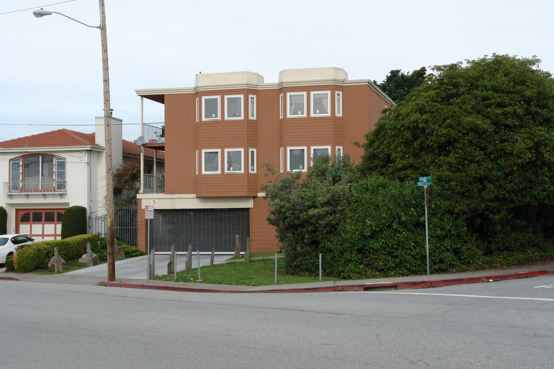 1068 Grand Ave in South San Francisco, CA - Foto de edificio