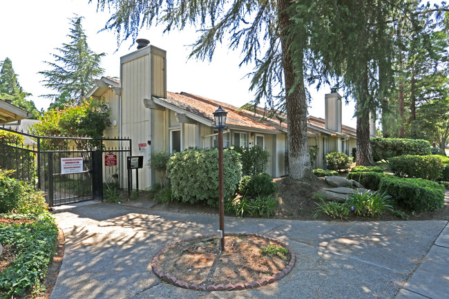 Brookdale Manor in Merced, CA - Foto de edificio - Building Photo