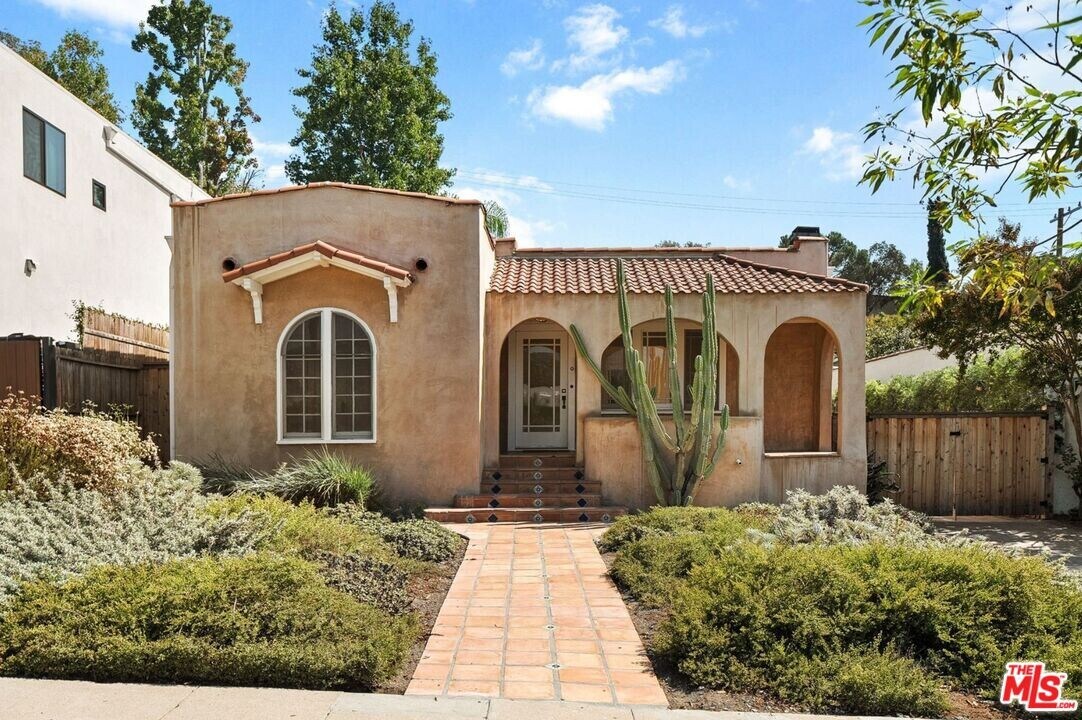 1320 Eagle Vista Dr in Los Angeles, CA - Building Photo