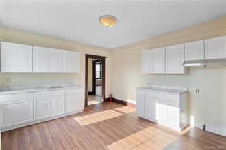 226 Glen Cove Ave in Glen Cove, NY - Building Photo - Building Photo