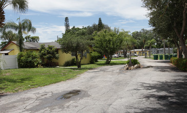 Seminole Apartments in Venice, FL - Foto de edificio - Building Photo