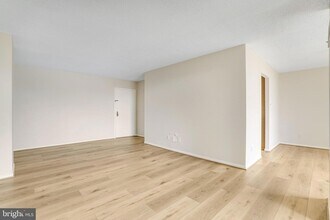 2300 Pimmit Dr, Unit 308W in Falls Church, VA - Foto de edificio - Building Photo