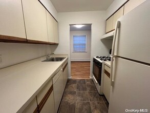 96 Shore Rd-Unit -D1 in Sands Point, NY - Building Photo - Building Photo