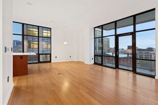 1025 NW Couch St in Portland, OR - Building Photo