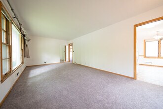 4721 Chatham Rd in Columbia Heights, MN - Foto de edificio - Building Photo