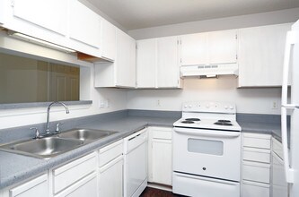 Cobblers Station in Clayton, NC - Foto de edificio - Interior Photo