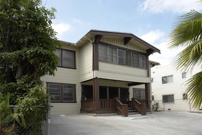 5716 Camerford Ave in Los Angeles, CA - Foto de edificio - Building Photo