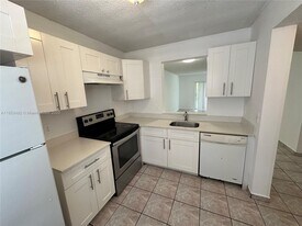 8540 N Sherman Cir in Miramar, FL - Building Photo