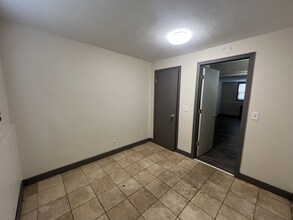2419 Plymouth Ave N, Unit 002 in Minneapolis, MN - Building Photo - Building Photo