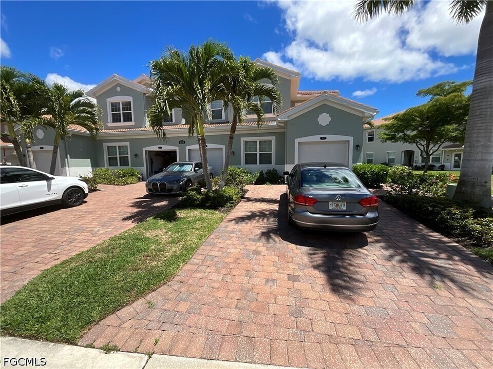 18238 Creekside Preserve Loop in Ft. Myers, FL - Building Photo