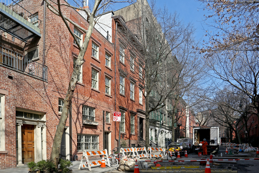 37 Bank St in New York, NY - Building Photo