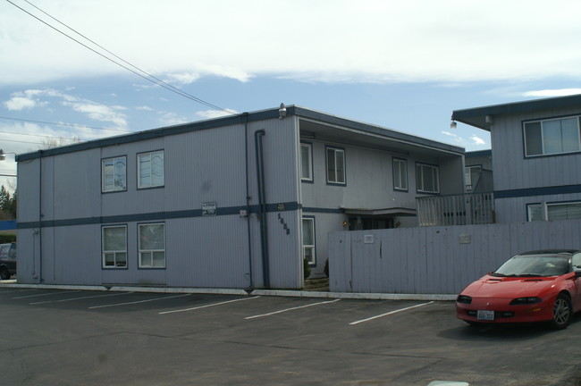 Lake Village Apartments in Federal Way, WA - Building Photo - Building Photo