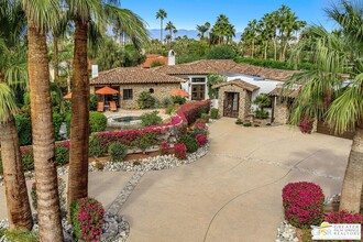 1360 E Tachevah Dr in Palm Springs, CA - Foto de edificio - Building Photo