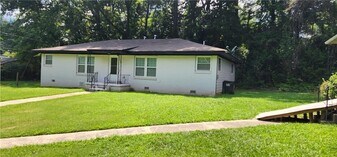 2975 Jones St in East Point, GA - Building Photo