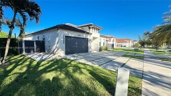17320 SW 92nd Ct in Palmetto Bay, FL - Building Photo