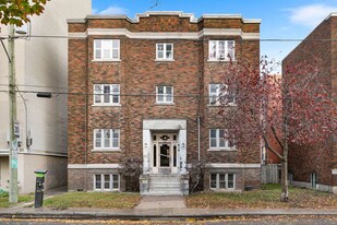 MacConnor Apartments in Ottawa, ON - Building Photo
