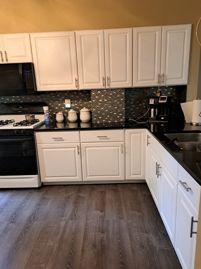 23716 Davenport Ave, Unit Davenport in Bellerose, NY - Building Photo - Building Photo