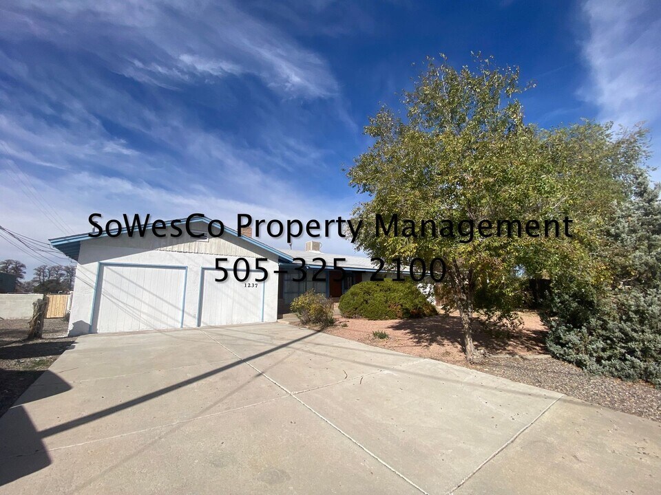 1237 N Butler Ave in Farmington, NM - Building Photo