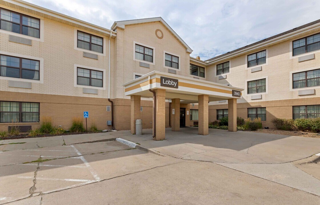 Furnished Studio-Des Moines - Urbandale in Urbandale, IA - Building Photo