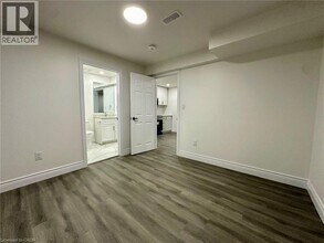 21 Thames Wy in Hamilton, ON - Building Photo - Building Photo