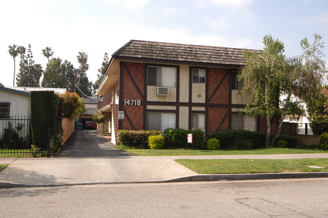 14718 Sylvan St in Van Nuys, CA - Building Photo - Building Photo