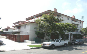 Temple Plaza Apartments in Long Beach, CA - Building Photo - Building Photo