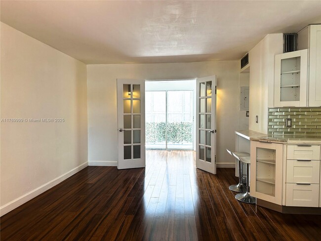 61 Collins Ave in Miami Beach, FL - Building Photo - Building Photo