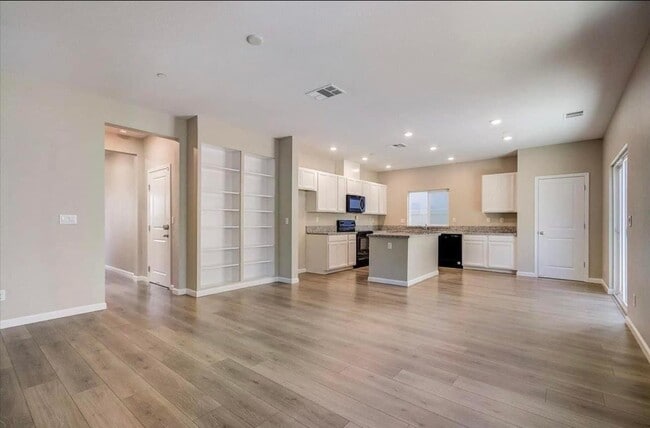 3859 Roseparke Way in Sacramento, CA - Foto de edificio - Building Photo