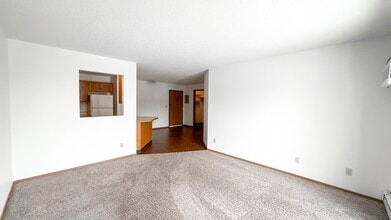 Pine Pointe Apartments in Fargo, ND - Building Photo - Building Photo