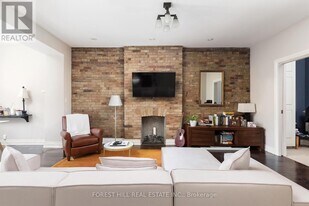 105 Balmoral Ave in Toronto, ON - Building Photo