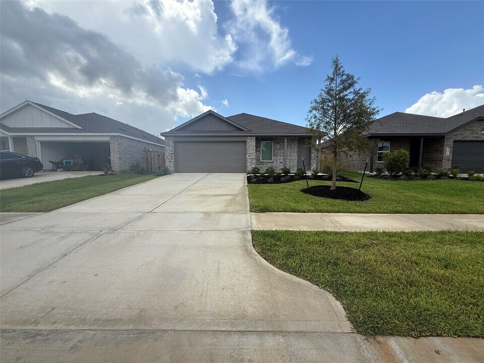 28927 Rustic Windmill Wy in Hockley, TX - Building Photo