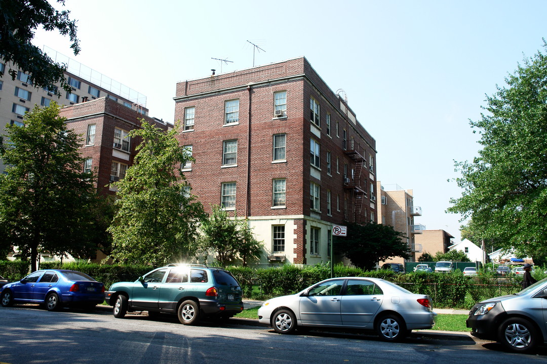 37-18 Bowne St in Flushing, NY - Building Photo