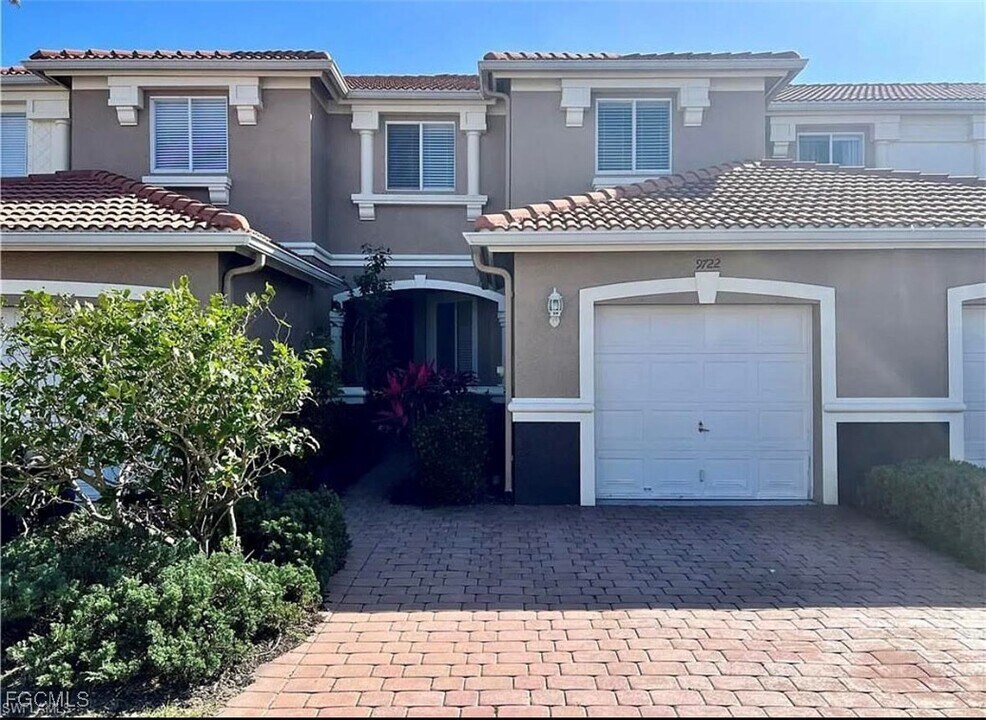 9722 Roundstone Cir in Ft. Myers, FL - Building Photo