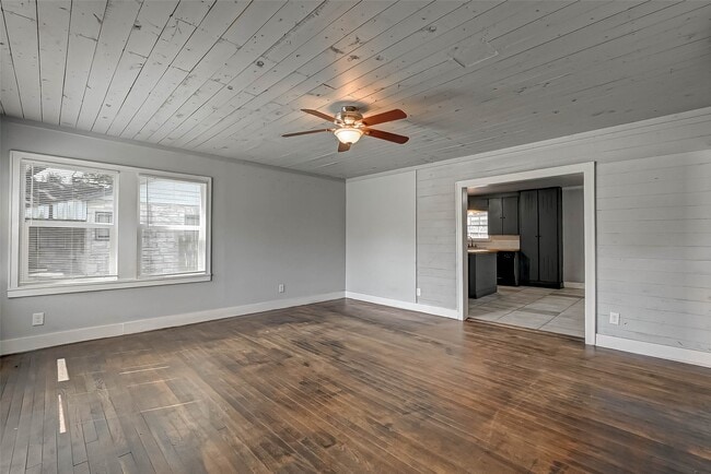 1018 W Sealy St in Alvin, TX - Building Photo - Building Photo