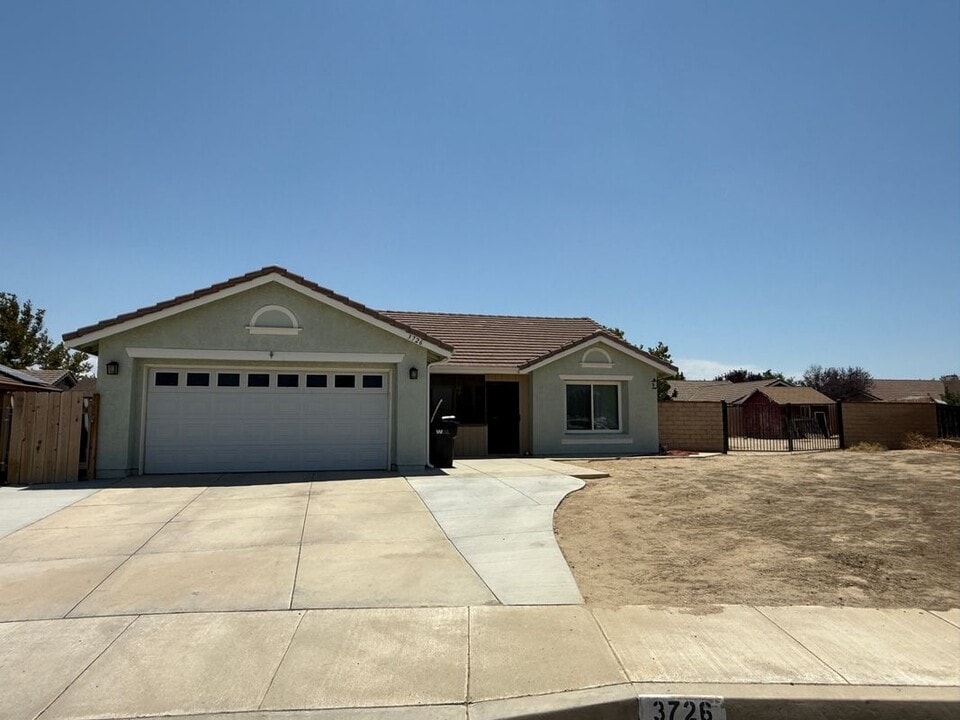 3726 Garnet Ave in Rosamond, CA - Building Photo