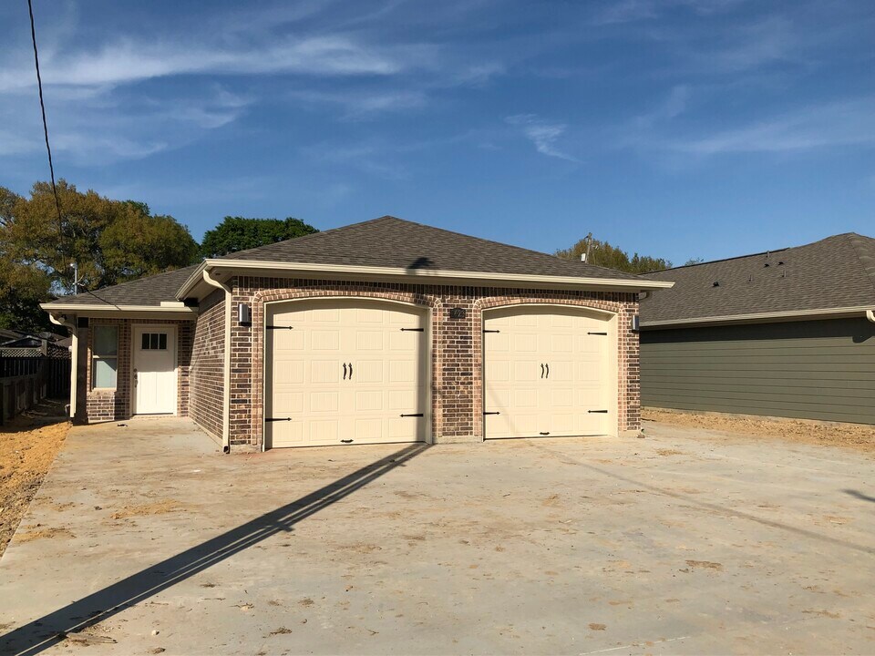 1423 S 15th St in Nederland, TX - Building Photo