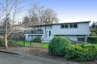 2305 N 156th Pl in Shoreline, WA - Building Photo - Building Photo