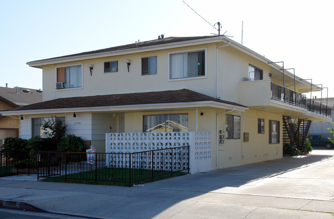 11708 Freeman Ave in Hawthorne, CA - Foto de edificio