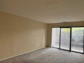 16 Shrewsbury Green Dr in Shrewsbury, MA - Foto de edificio - Building Photo