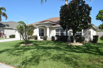 2233 Woodfield Cir in West Melbourne, FL - Building Photo - Building Photo