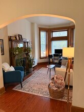 1037 N Damen Ave, Unit First Floor in Chicago, IL - Building Photo - Building Photo