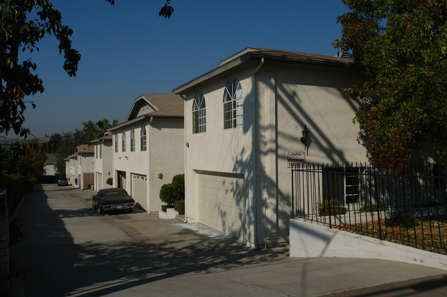 2560 Bancroft Dr in Spring Valley, CA - Foto de edificio - Building Photo