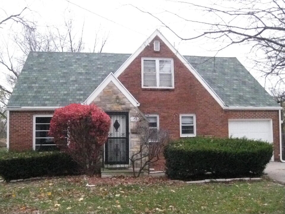 1136 68th St, Unit downstairs 2 bedroom in Windsor Heights, IA - Building Photo