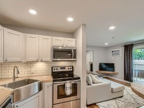 2100 Ridge Dr, Unit 21 in Minneapolis, MN - Building Photo - Building Photo