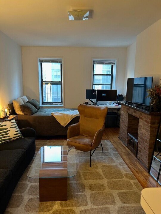 358 E 51st St in New York, NY - Building Photo