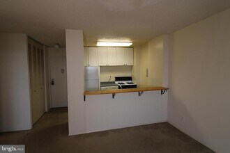 11801 ROCKVILLE PIK Pike-Unit -1501 in Rockville, MD - Building Photo - Building Photo