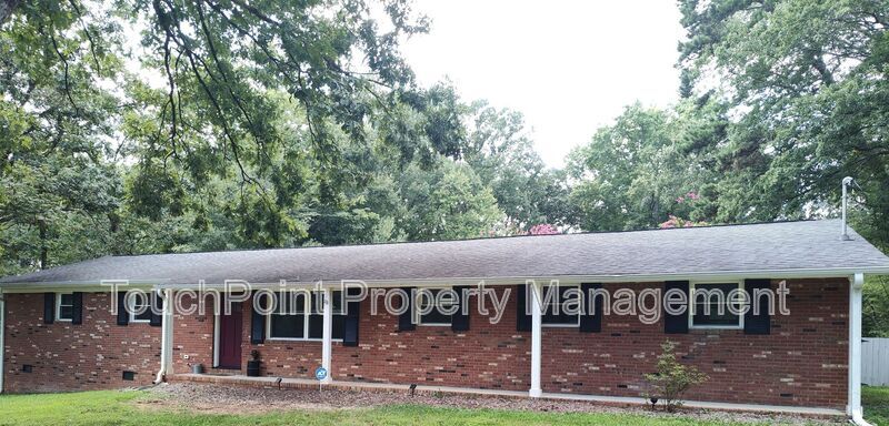 303 Cedarwood Ln in Matthews, NC - Foto de edificio