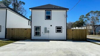 6011 Wedgefield St in Houston, TX - Building Photo
